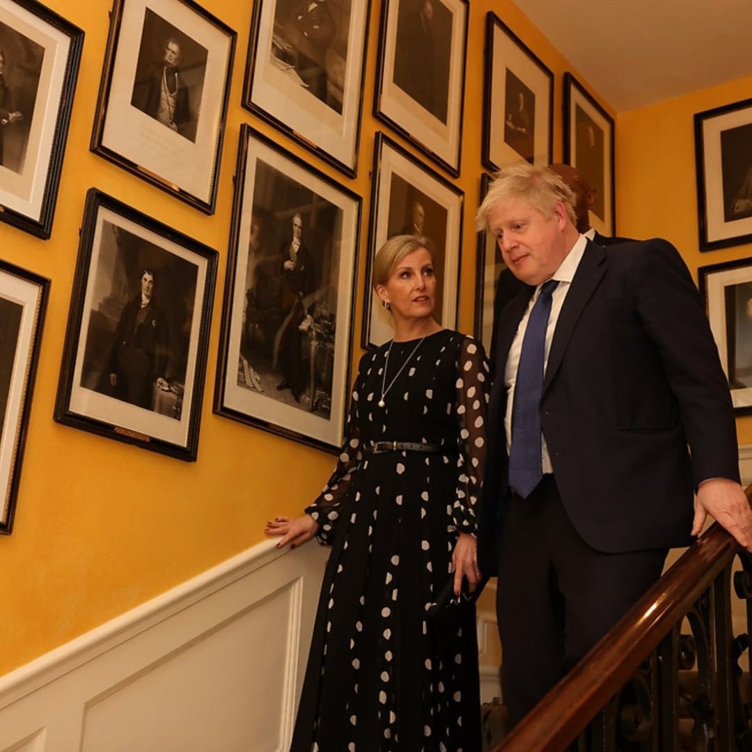 英女王2019穿搭,英国女王时尚潮流穿搭