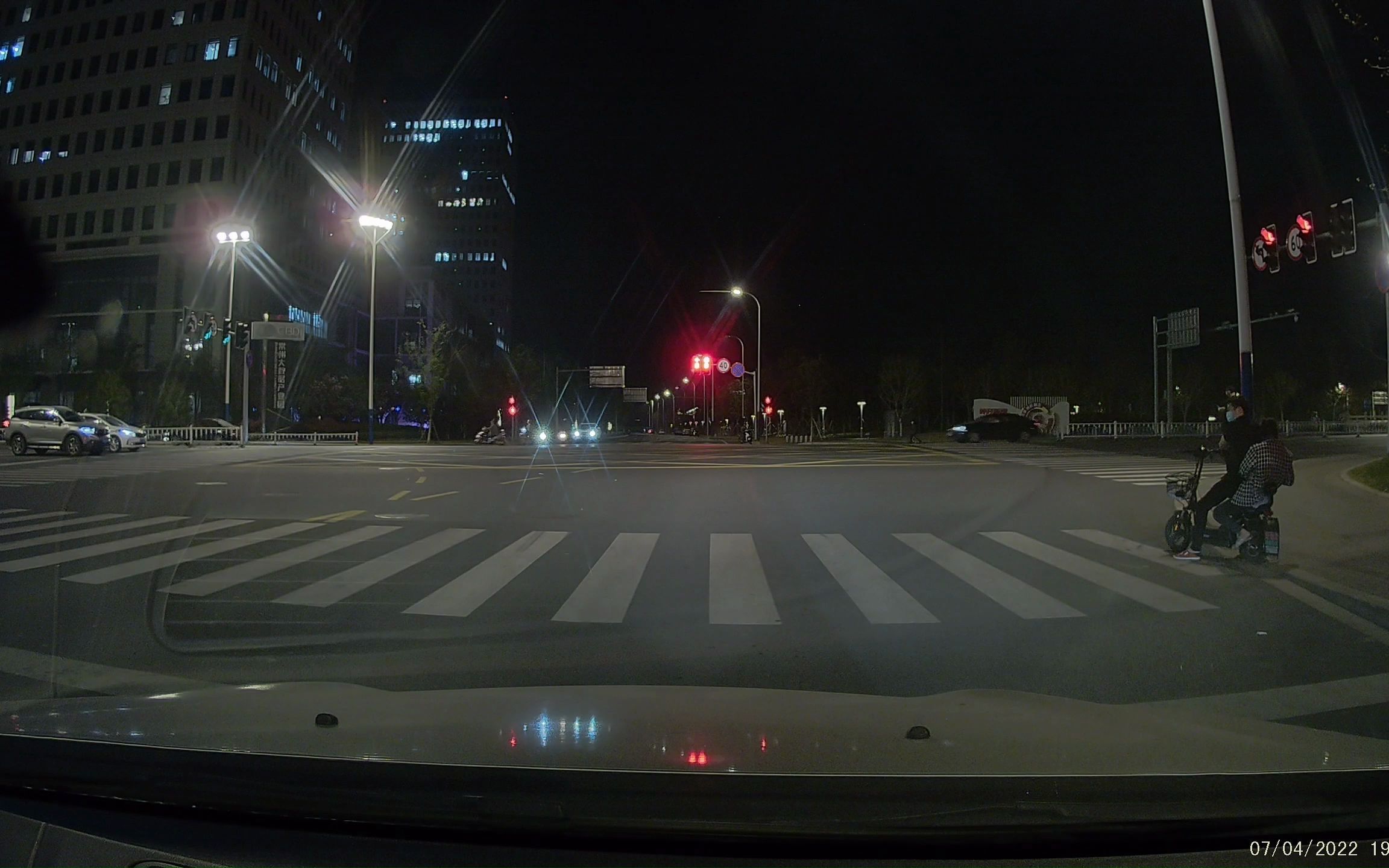 夜晚开车遇到远光灯怎么处理,怎么解决夜晚开车远光灯的问题