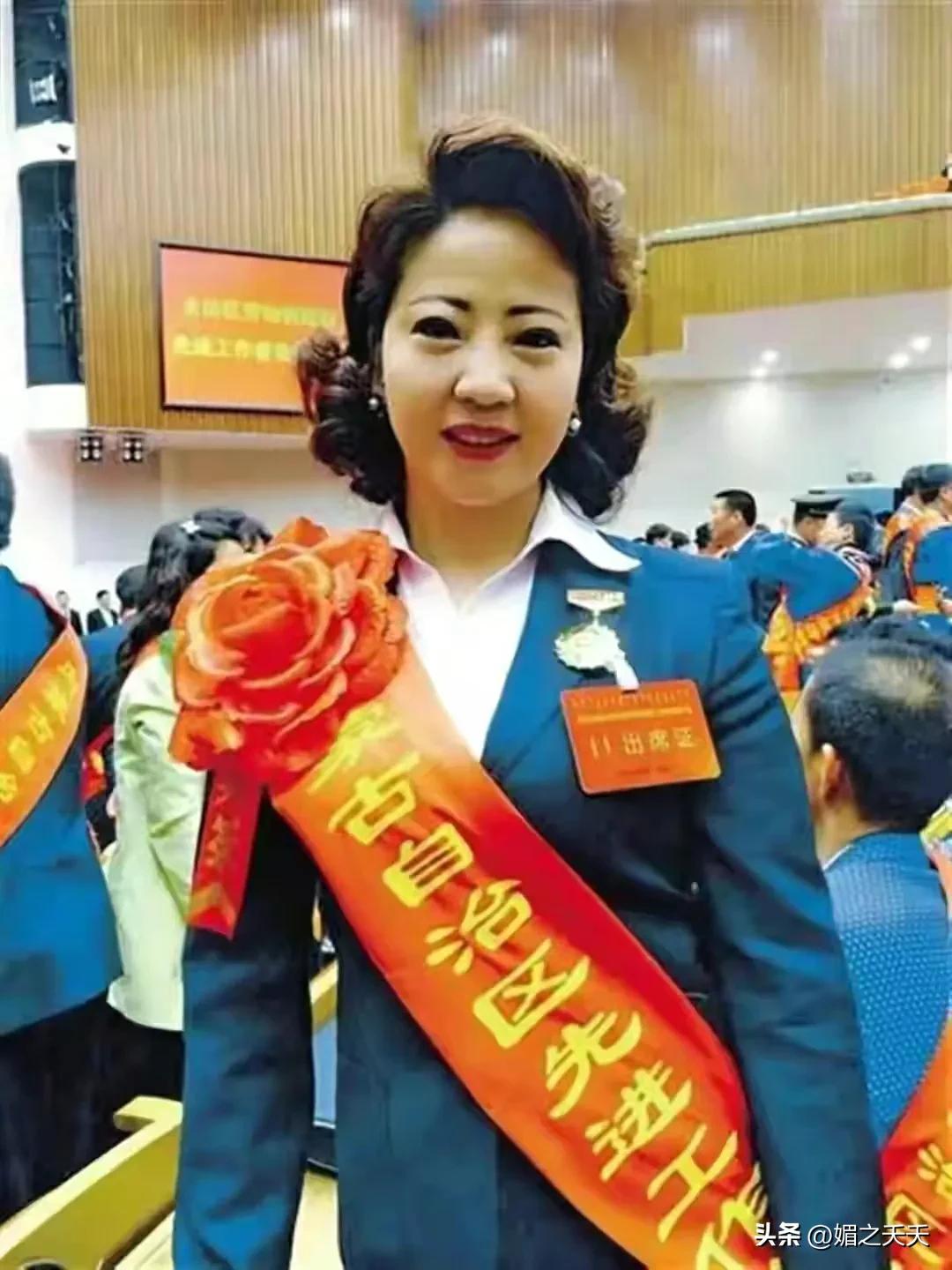 从18岁的女工人到54岁的副局长，李少莉的升迁之路正常吗