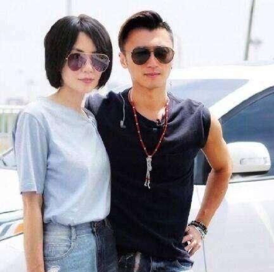 王菲谢霆锋挽手同回北京在撒狗粮,谢霆锋王菲机场照