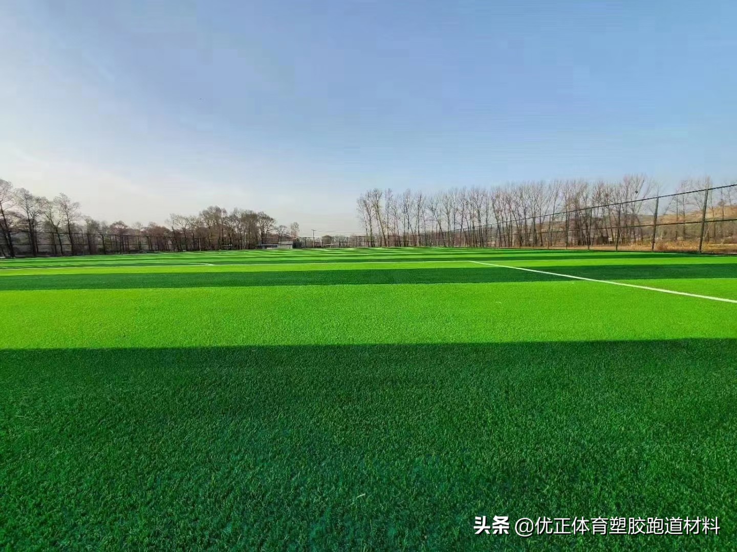 足球场假草坪施工多少钱一平方,假草坪足球场每平方价格多少钱