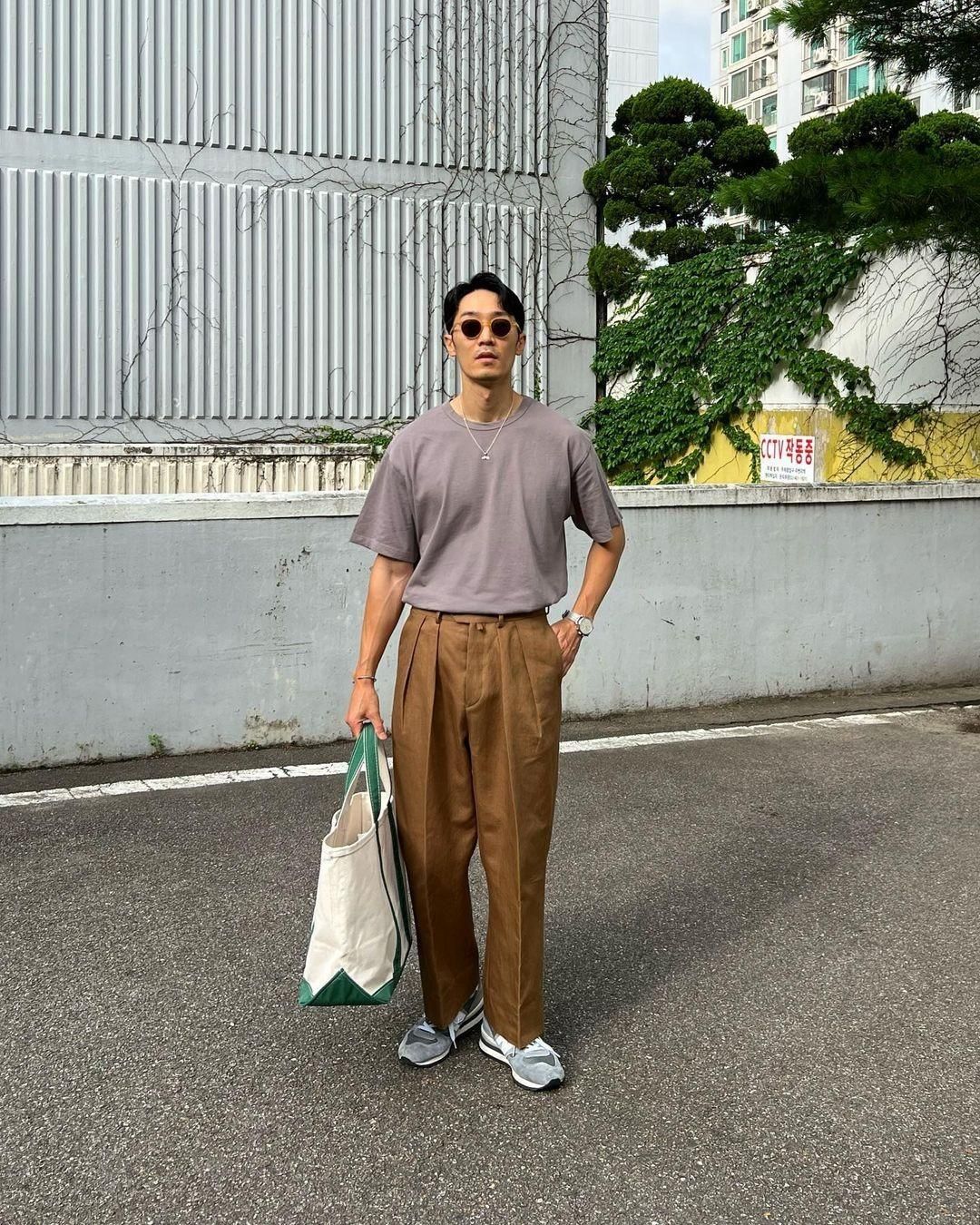 男生夏天应该穿短袖还是背心,五十六岁的男士要穿多大标准短袖