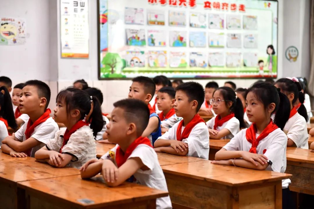 开学第一课欢迎小朋友活跃气氛,红光小学开学表彰