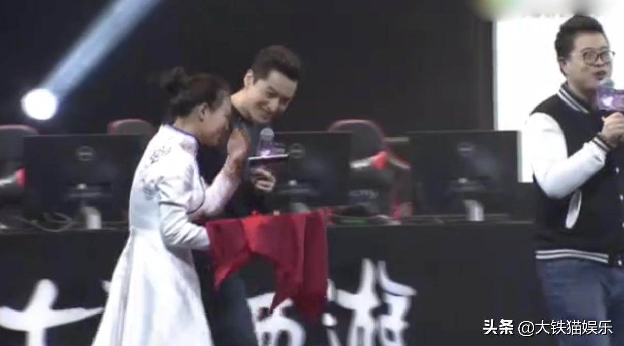 胡歌为礼仪小姐姐化解尴尬娱乐,胡歌帮礼仪小姐解围对比