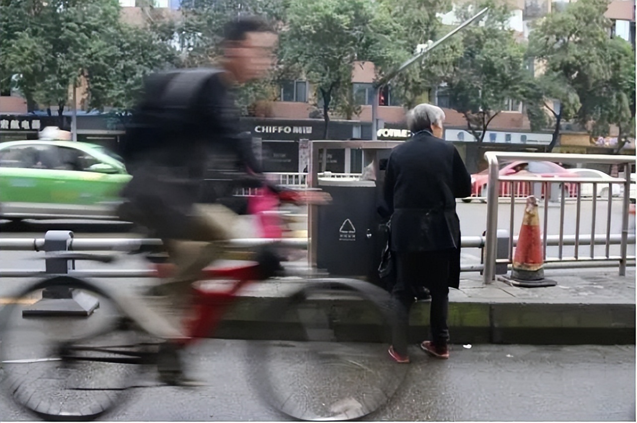 成都口袋婆婆：拾荒20年，养活两个病患，三代人，直言：死不成