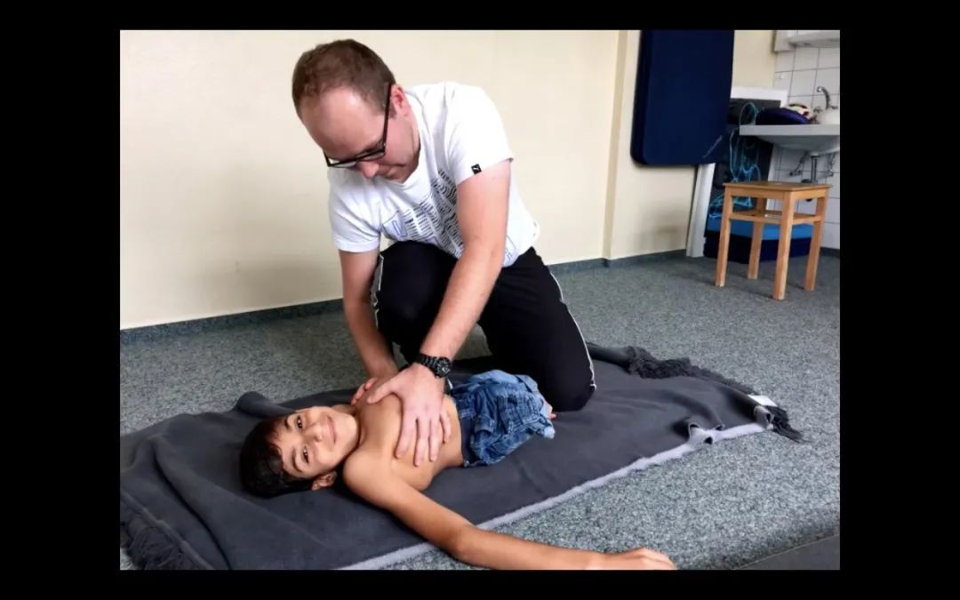 卡塔尔世界杯开幕式那个人是谁,卡塔尔世界杯没有腿子的男孩