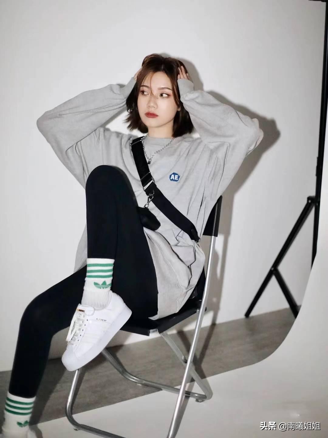 2019年穿卫衣最好看的5种搭配,又到了卫衣配鲨鱼裤的季节了