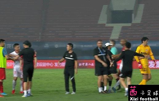 输球门将自我检讨,赢球后遭对手辱骂