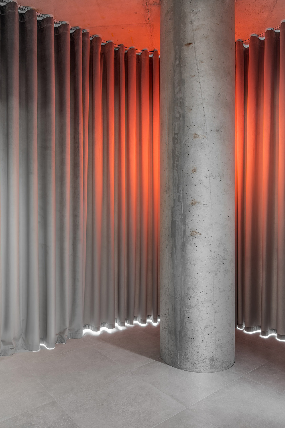 红蓝渐变手机游戏开发公司基辅办公设计欣赏