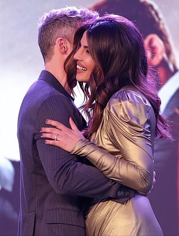 印度国宝级巨星视频,印度巨星颁奖典礼跳舞