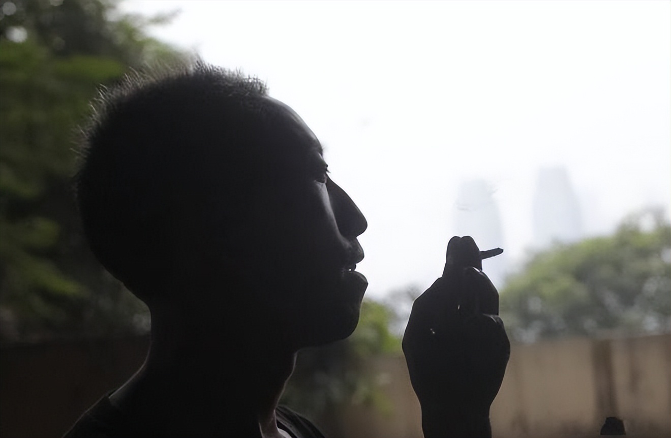 小伙卖彩票一年挣80亿,靠彩票一夜暴富走上人生巅峰