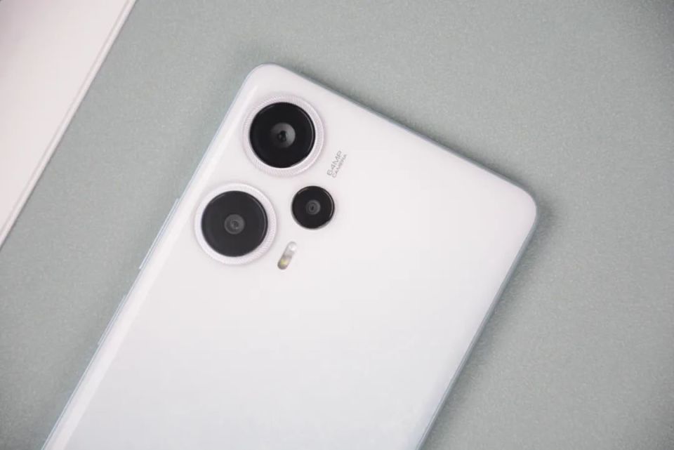 5000mAh+6400万OIS+4nm性能芯，16GB+1TB仅2399，能用4年流畅不卡