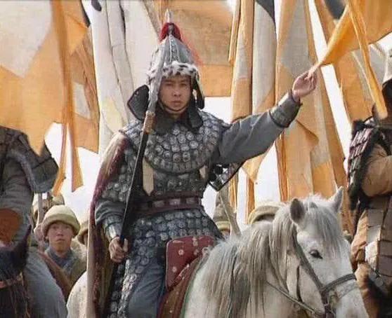 关羽看不起黄忠是正史还是演义,三国志里关羽为什么瞧不起黄忠