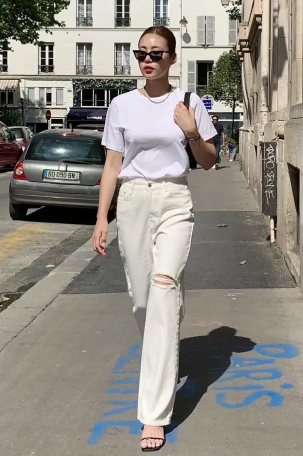 直筒牛仔裤小白鞋穿搭,小白鞋牛仔裤秋冬穿搭图片