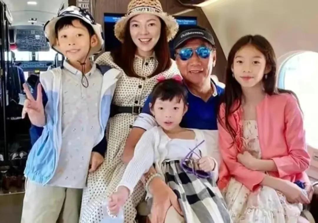 郭台铭:原配离世直呼上帝不公,却转身娶了比儿子大两岁的小娇妻