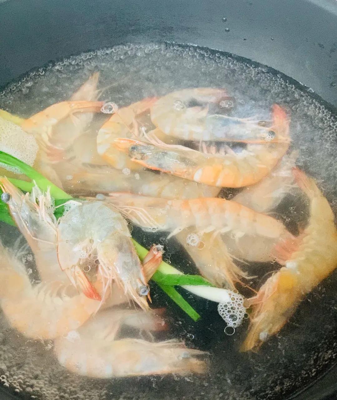 清水虾怎么煮要不要放调料,技巧在煮虾时一定要温水下锅
