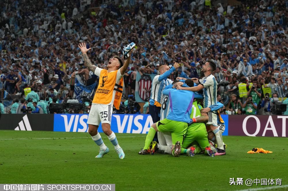 卡塔尔世界杯阿根廷捧起大力神杯,卡塔尔世界杯阿根廷大力神杯