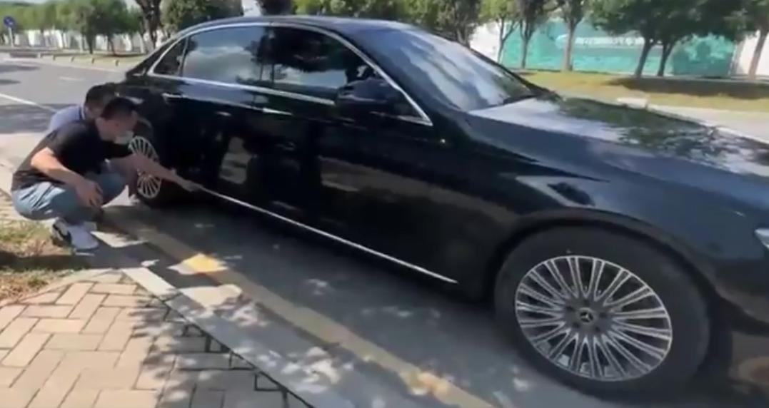 刚满月奔驰离奇“长痘”，4S店：属于质量问题，但只能换车门