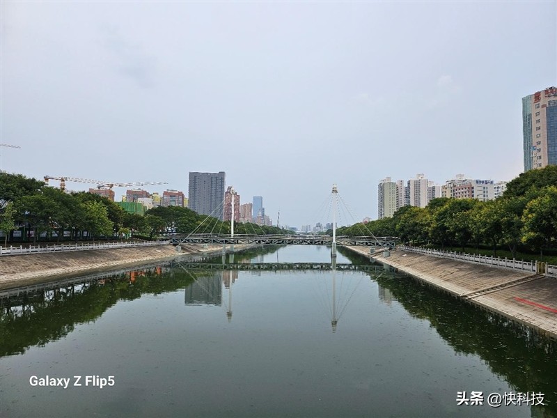 三星galaxyzflip防水测试,三星折叠手机zflip5防水吗