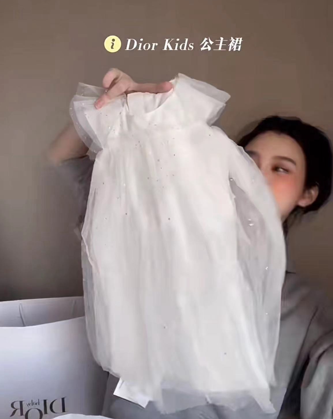 奚梦瑶1岁女儿背名牌包,奚梦瑶女儿庆生