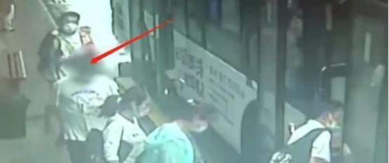 女子在公交车上被猥亵，十几分钟后我才发现