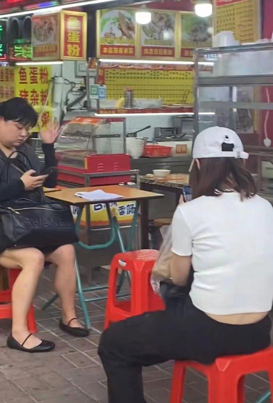 前TVB女星吃路边摊引热议！体重200斤38岁未恋爱，上海购3套豪宅