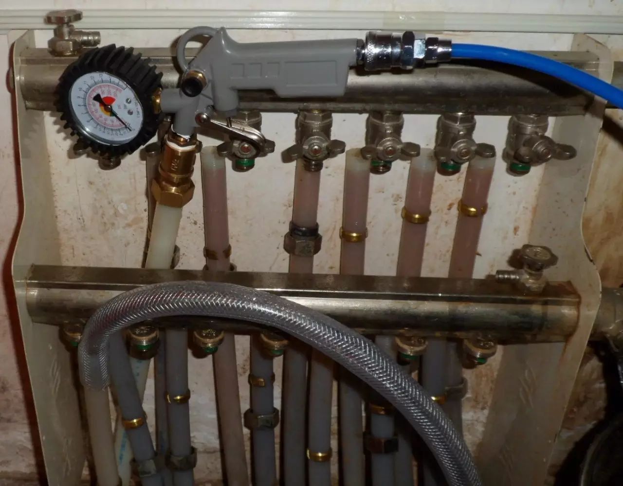 不供暖的时候地热阀用关吗,不供暖了暖气片关掉还是开着