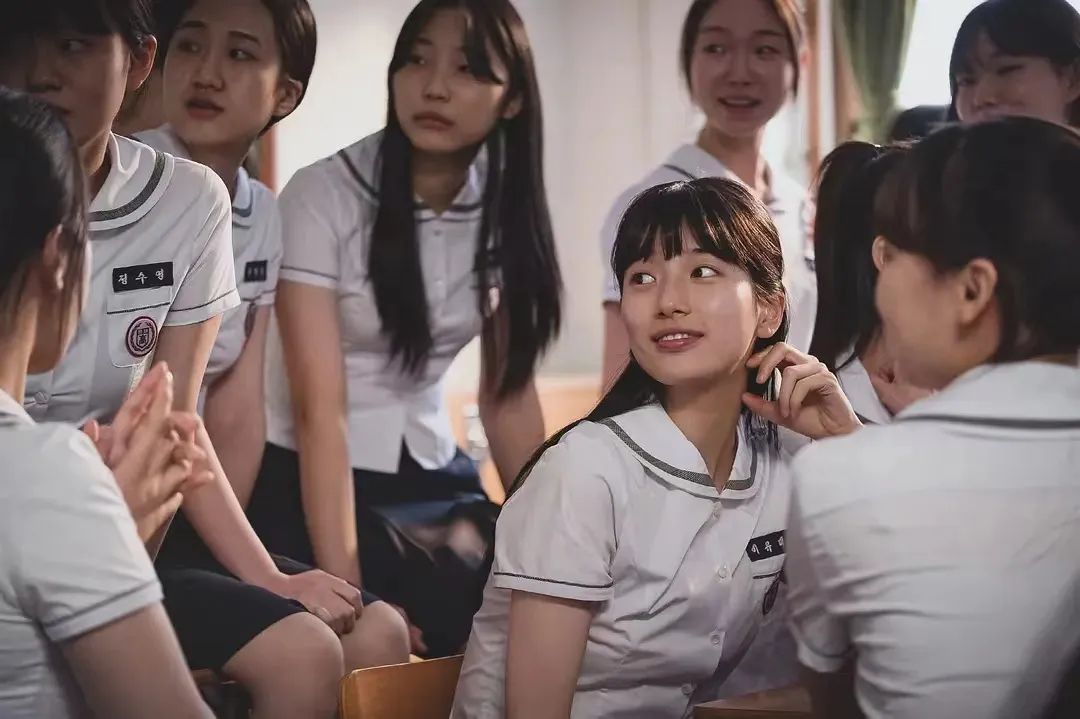 她穿高仿，偷文凭，撒谎无数终成上等人，但谁有资格说她虚荣？