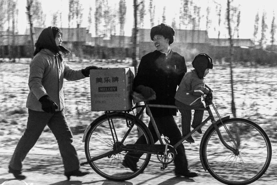 二八大杠自行车什么年代最流行,六七十年代二八大杠永久自行车