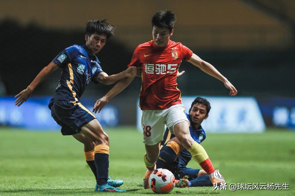 韦世豪球门前互相传球空门打飞,韦世豪空门没进中国队