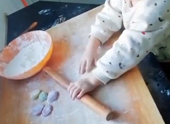 有趣3岁小男孩痴迷做花式面点,花式包子儿童