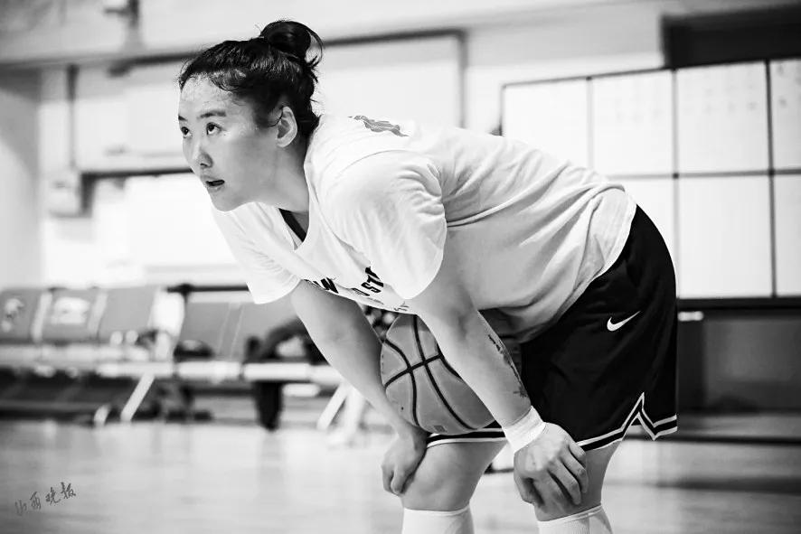 山西女篮队长武桐桐手术顺利！新赛季WCBA联赛本月底开赛，山西女篮教练和队友以及球迷等她满血归来