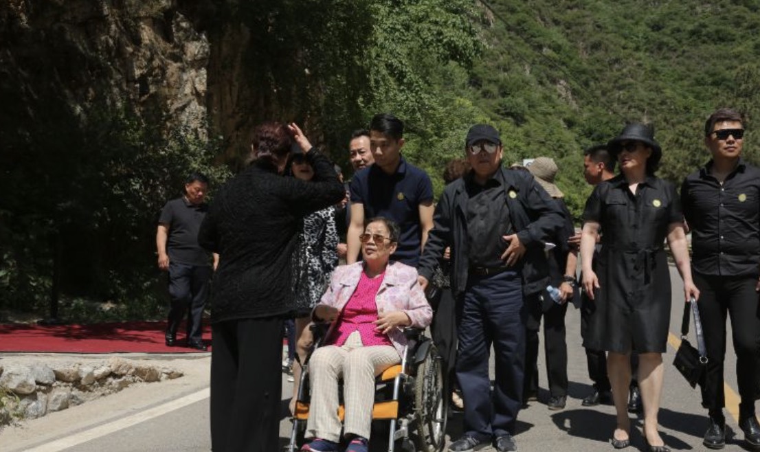 六小龄童悼念西游记副导演任凤坡,86版西游记六小龄童现状