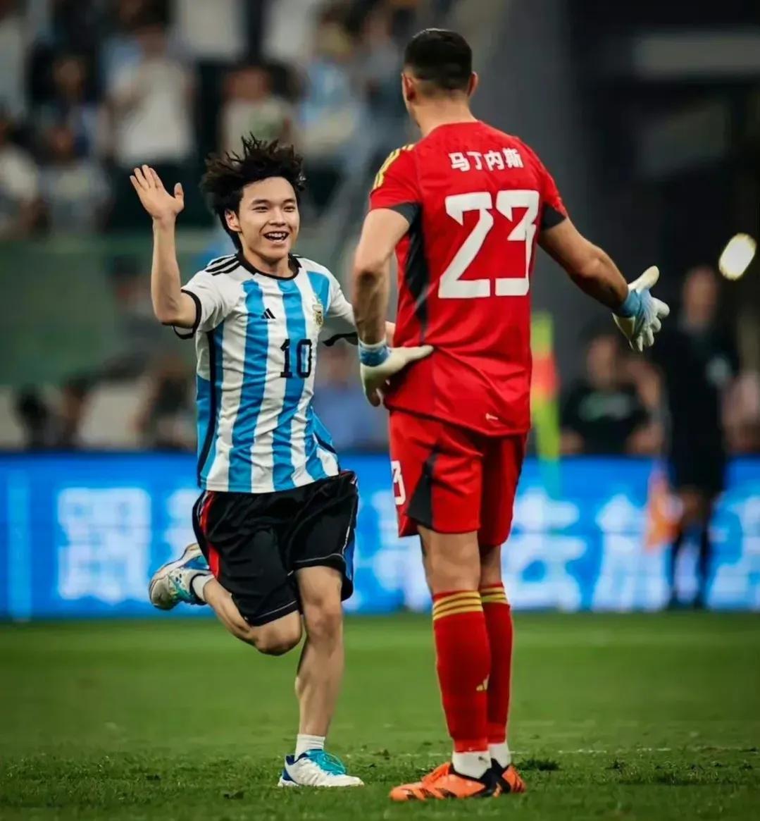 球迷冲进赛场拥抱梅西,球迷冲进球场膜拜梅西完整视频