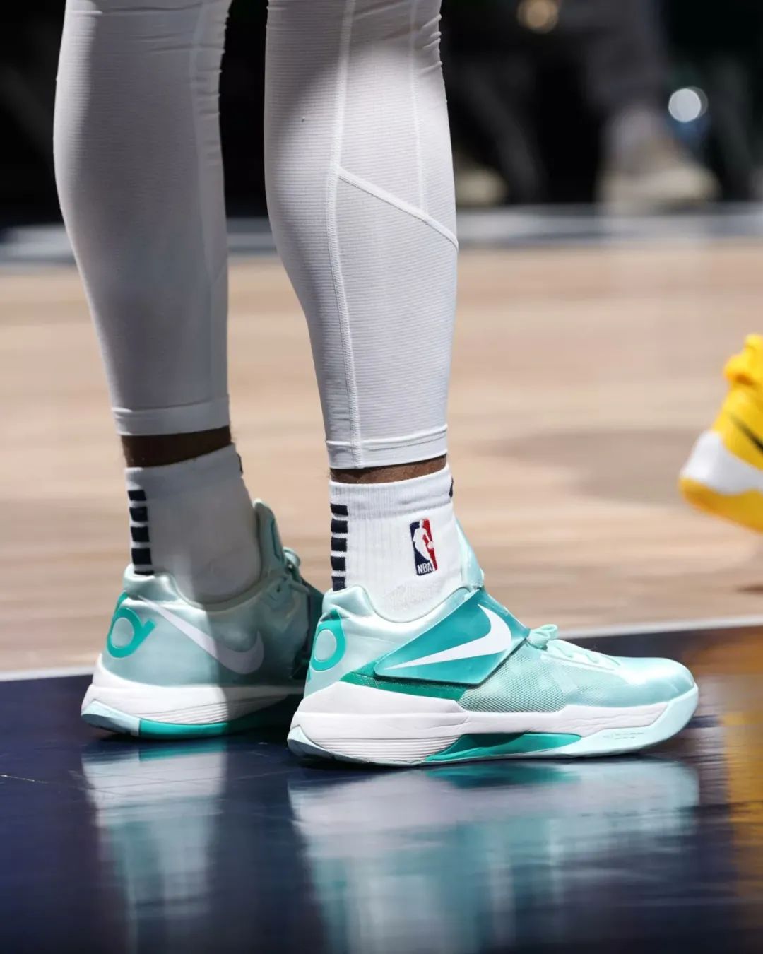 NBA球员上脚：德罗赞穿Kobe1，库里的Curry4有意思