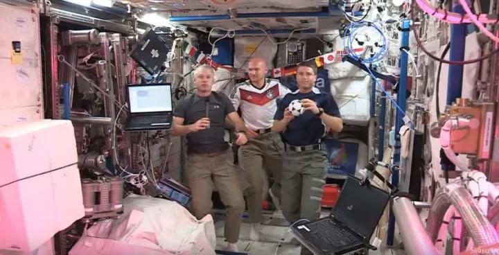 不想踢足球的宇航员不是好理发师，足球的热度火上了太空