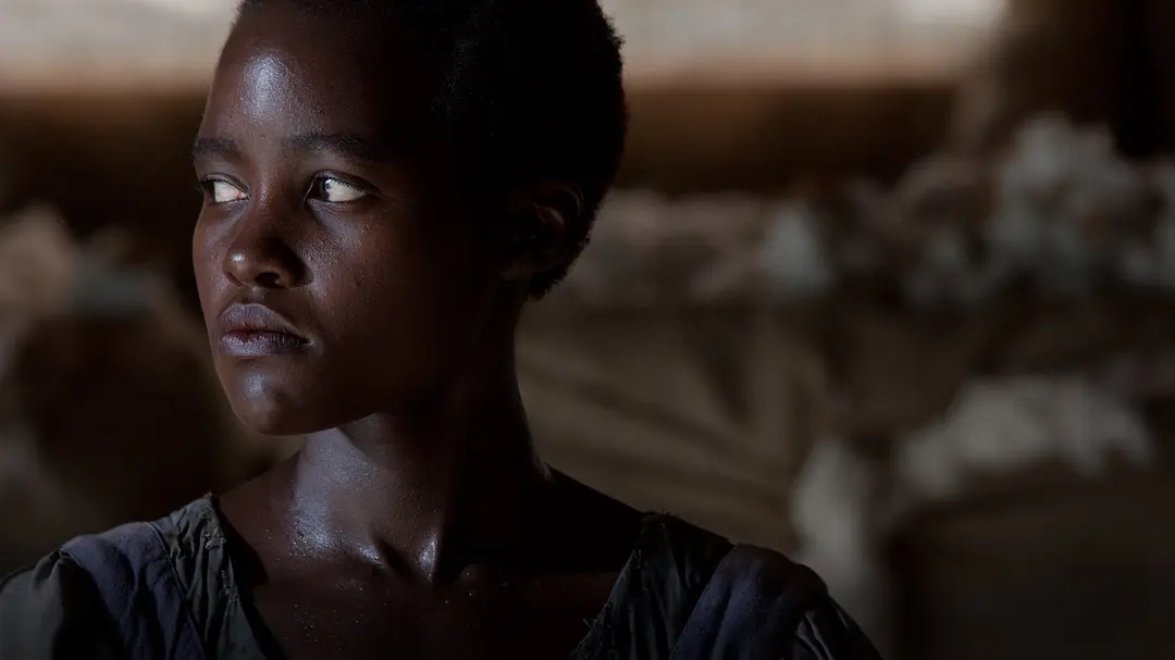 刻印在身体的*行暴**，《为奴十二载》营造一个历史与现实交织的空间