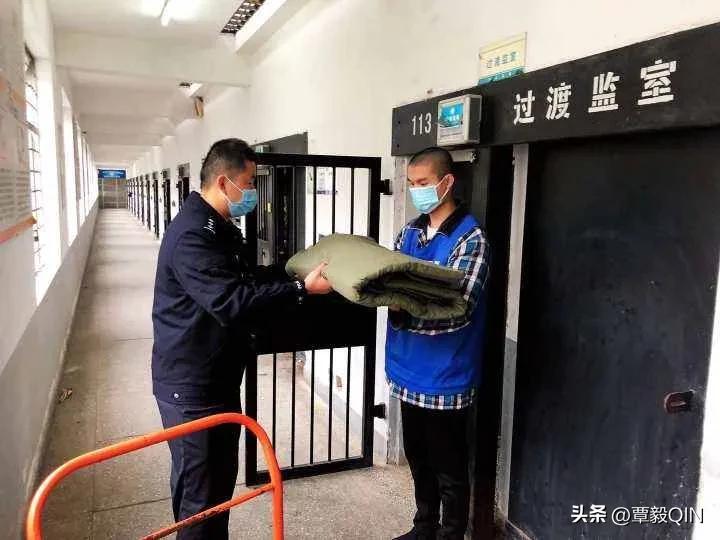 看守所里的犯人需要整天戴手铐吗,看守所里的犯人要家属付生活费吗