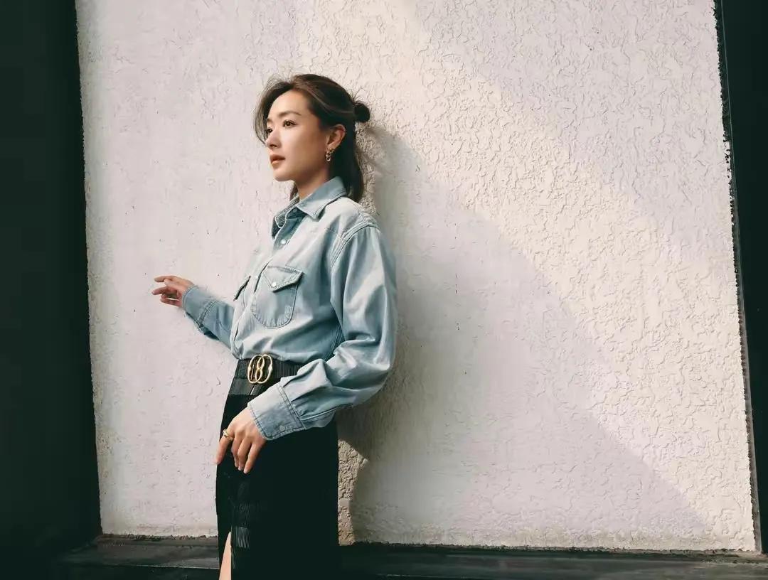 万茜高开叉裙造型图文,万茜穿高开叉长裙单人超美图片