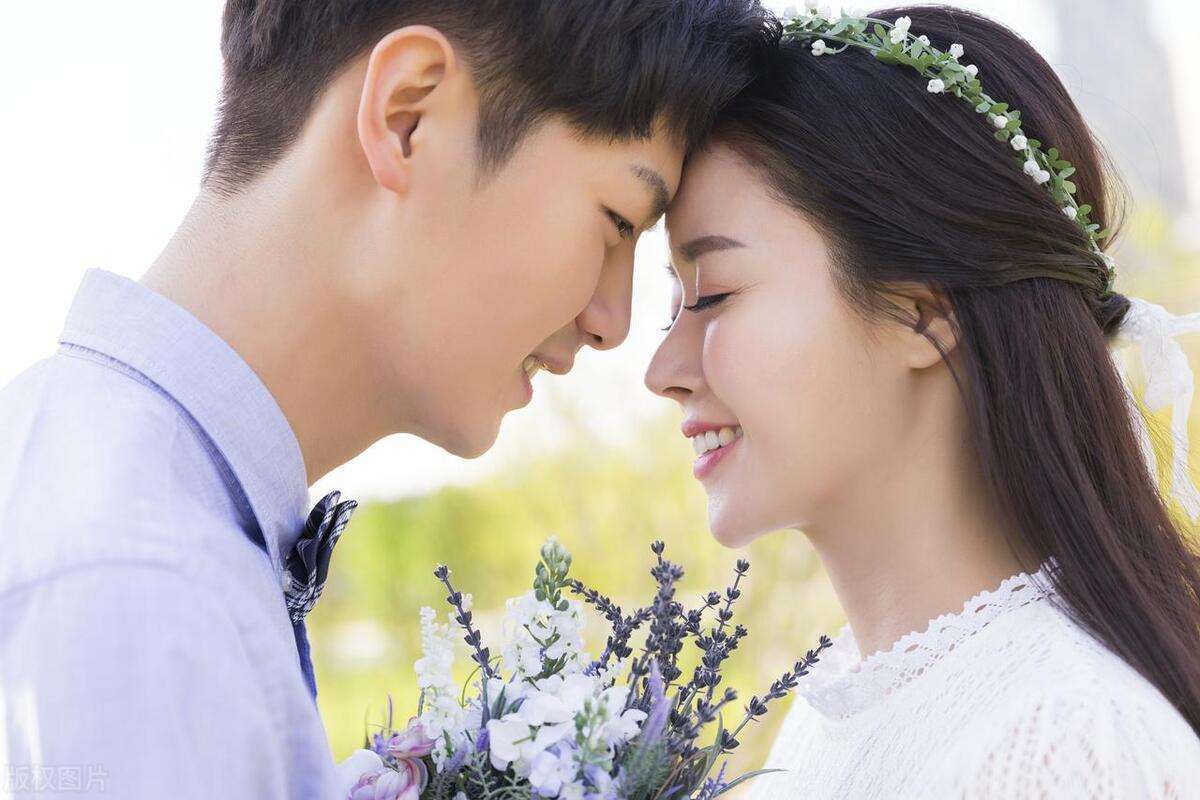 男人肯送你三样东西说明真的爱你,真正爱你的男人会主动送你礼物