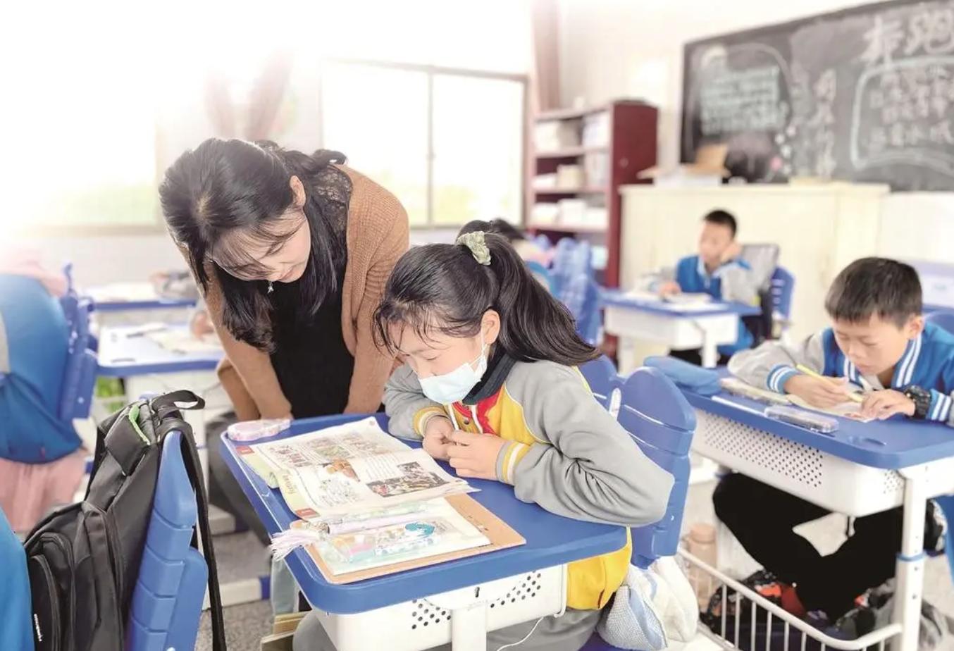 湖南一男教师当街摸8岁女孩胸,母亲快被气晕,处理结果惹不满