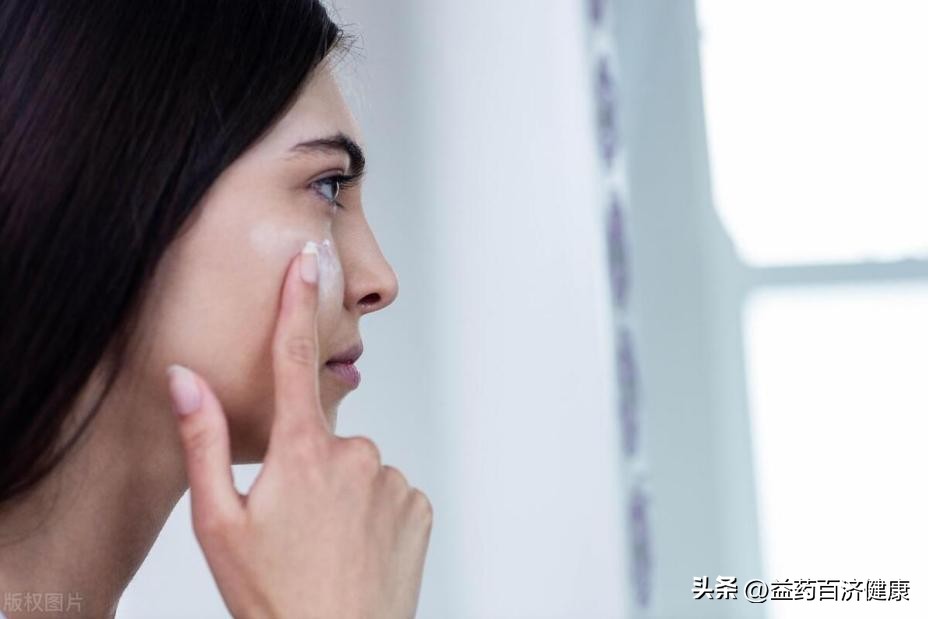 治痘痘口服异维a酸外配什么药膏,治疗痘痘吃异维a酸可以化妆吗