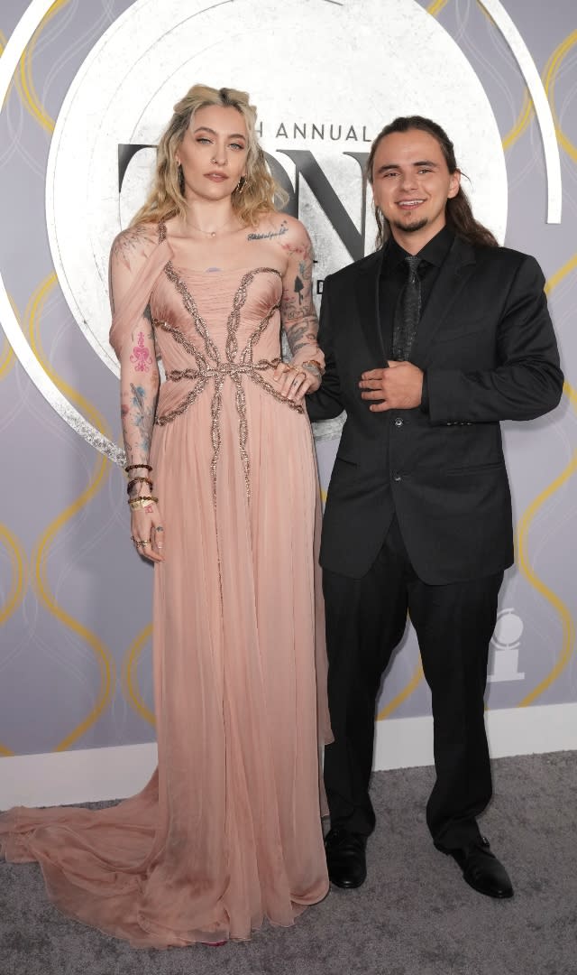 杰克逊女儿写真照,杰克逊和女儿的近照