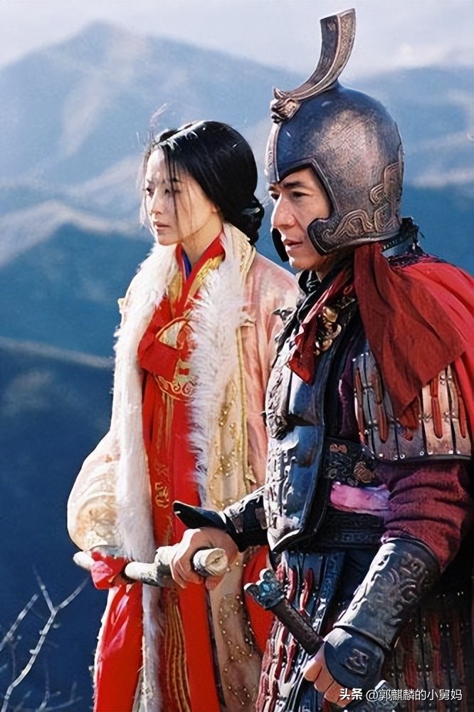 韩国美女金喜善的脸型,金喜善的穿着打扮