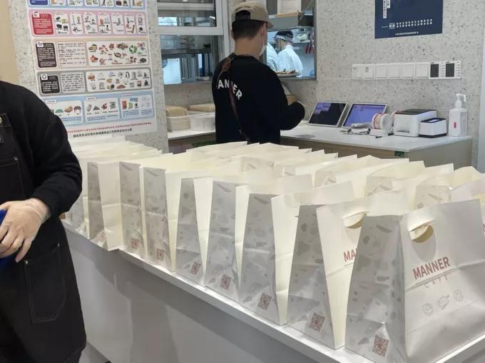 探店｜Manner能否改变轻食餐厅：高翻台率、2/3女性消费者