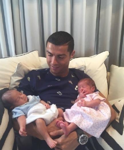 乔治娜晒c罗亲吻她脸颊照,乔治娜晒与c罗合照一生挚爱