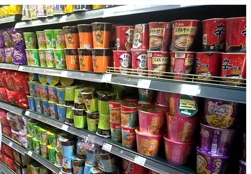 一男子出国携带方便面竟被罚款，这是特殊规定还是针对中国人呢？