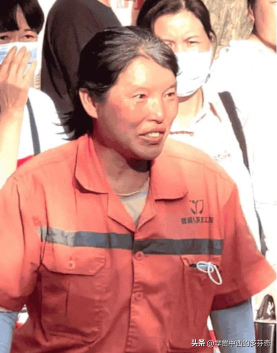 最美环卫工妈妈的儿子考了多少分,最美妈妈环卫工儿子上什么大学