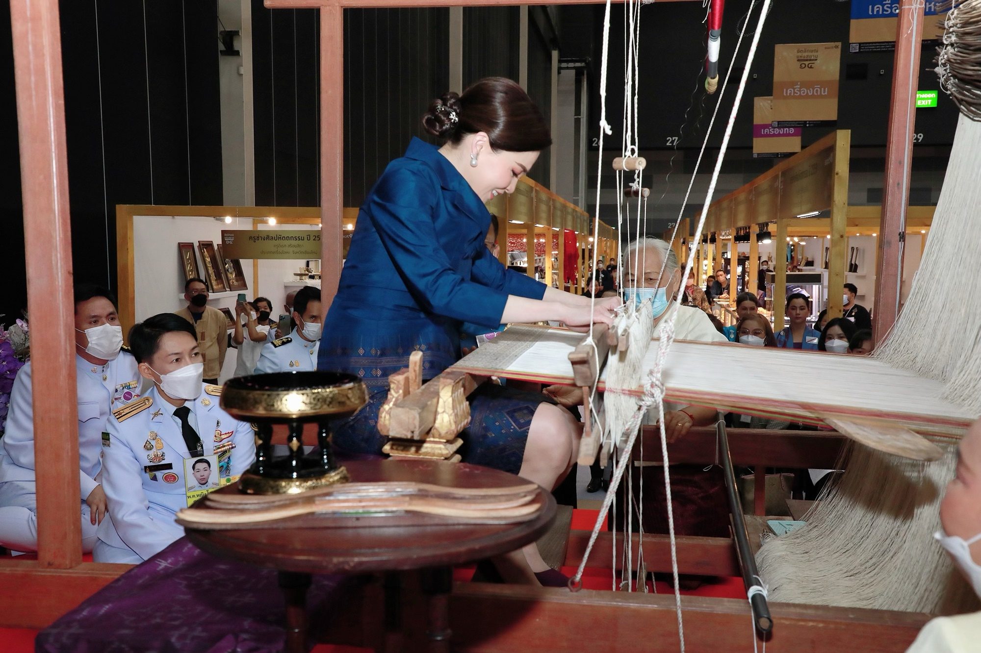 苏提达穿搭越来越新潮,苏提达穿礼服裙佩戴珠宝