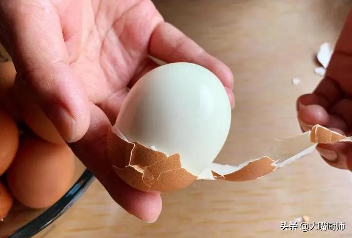 水煮蛋怎么煮蛋黄不会破,水煮蛋去蛋壳的正确做法